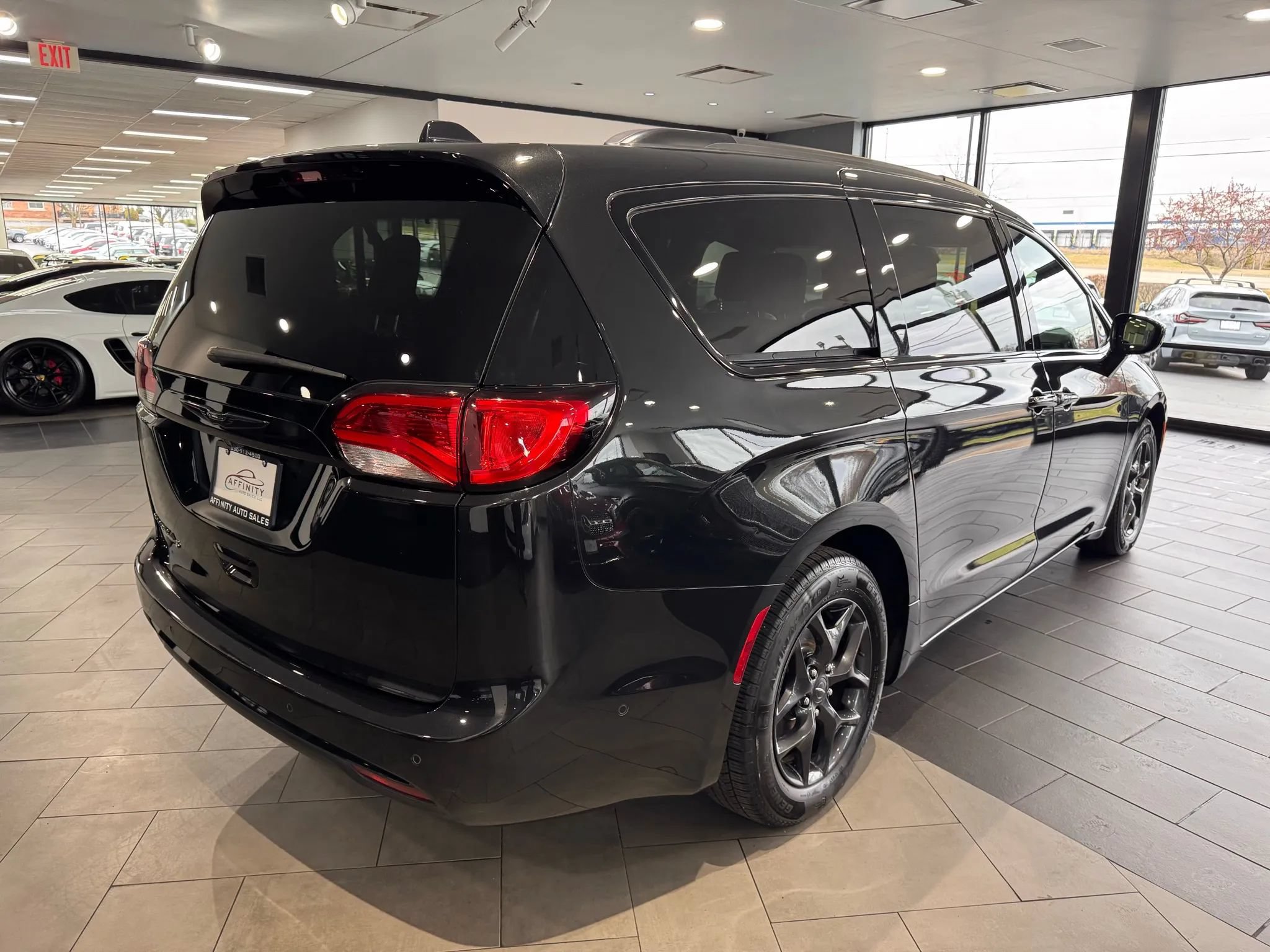 Used 2019 Chrysler Pacifica Touring-L Plus w/ Advanced Safetytec Group FWD image 5