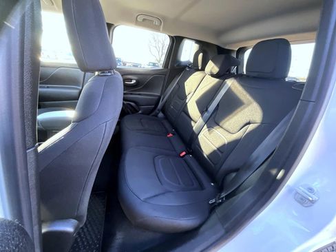 Certified 2022 Jeep Renegade Latitude w/ Convenience Group image 20