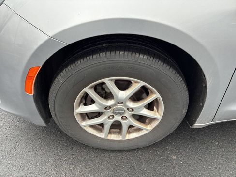 Used 2017 Chrysler Pacifica Touring FWD image 19
