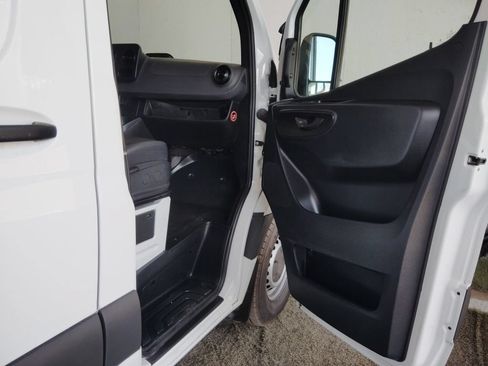 Used 2025 Mercedes-Benz Sprinter 2500 image 9
