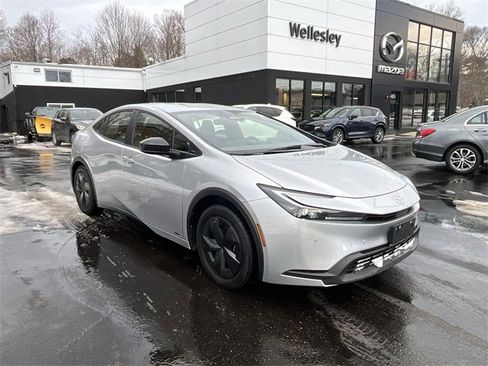 Used 2025 Toyota Prius LE image 2