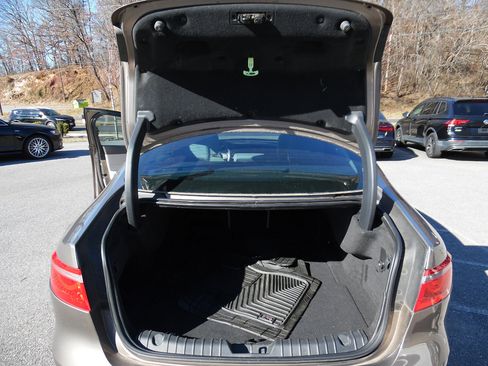 Used 2017 Jaguar XF Premium image 24