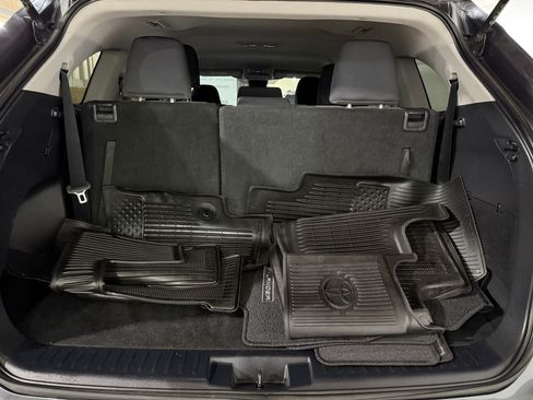 Used 2020 Toyota Highlander L FWD image 20