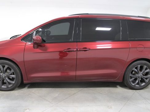 Used 2018 Chrysler Pacifica Touring-L w/ Premium Audio Group FWD image 7