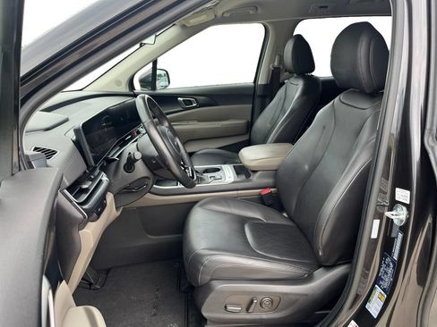 Used 2025 Kia Carnival FWD image 22