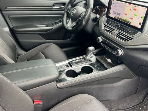 Used 2024 Nissan Altima 2.5 SV w/ SV Premium Package image 16