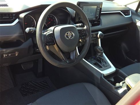 Used 2020 Toyota RAV4 LE image 17