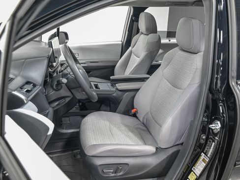 Used 2025 Toyota Sienna LE w/ LE Plus Package image 16