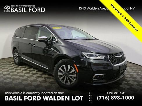 Used 2023 Chrysler Pacifica Limited image 1