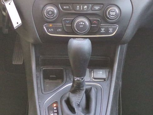 Used 2019 Jeep Cherokee Latitude w/ Popular Appearance Group FWD image 19