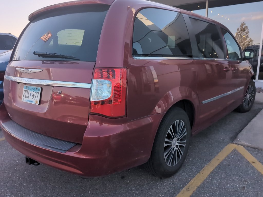 Used 2014 Chrysler Town & Country S FWD image 2