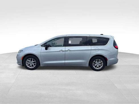 Used 2024 Chrysler Pacifica Touring-L FWD image 5
