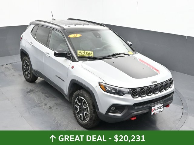 Used 2025 Jeep Compass Trailhawk AWD/4WD image 39
