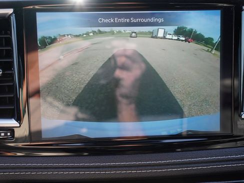 Certified 2025 Chrysler Pacifica Limited FWD image 37
