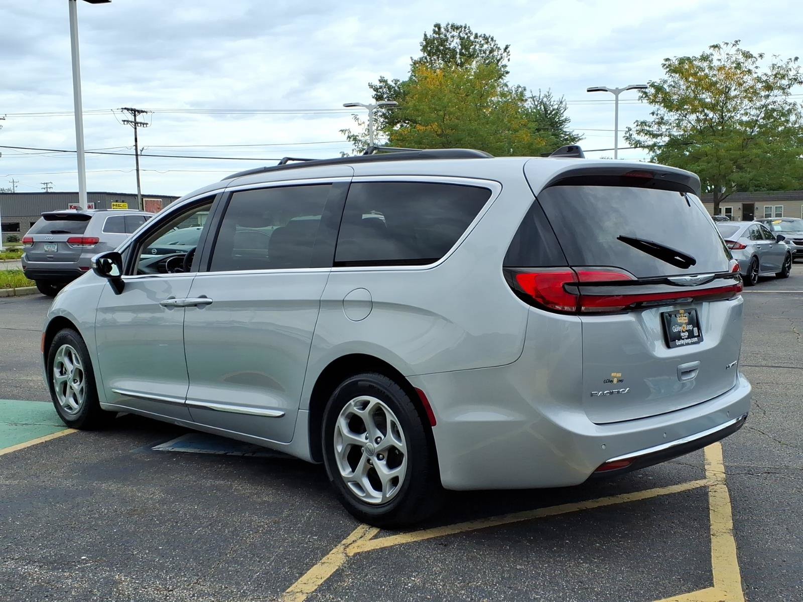 Used 2023 Chrysler Pacifica Limited FWD image 8