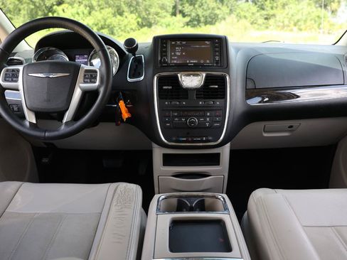 Used 2013 Chrysler Town & Country Touring FWD image 21