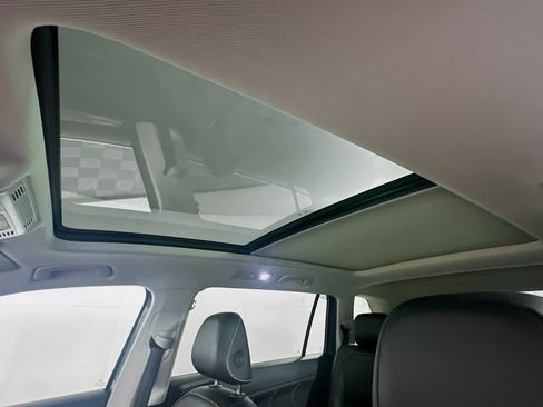 Used 2024 Volkswagen Tiguan SE image 27