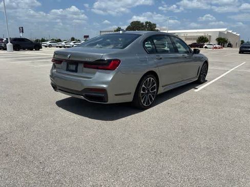 Used 2022 BMW 740i w/ M Sport Package RWD image 5