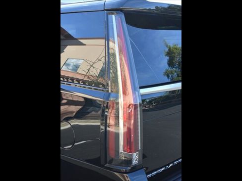 Used 2017 Cadillac Escalade Luxury image 50