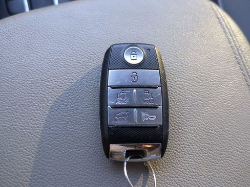 Used 2020 Kia Sedona EX image 27