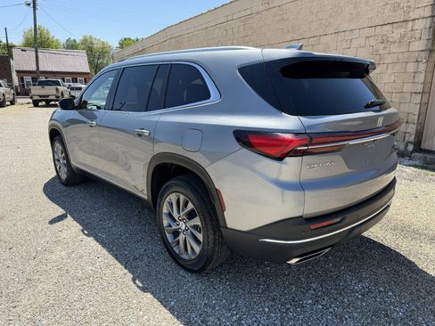 Used 2025 Buick Enclave Preferred AWD/4WD image 2