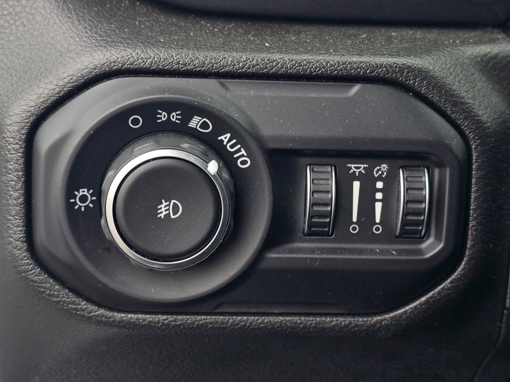 Used 2022 Jeep Wrangler Unlimited Sahara AWD/4WD image 35
