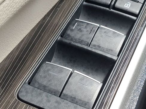 Used 2024 Toyota Sienna Limited image 35