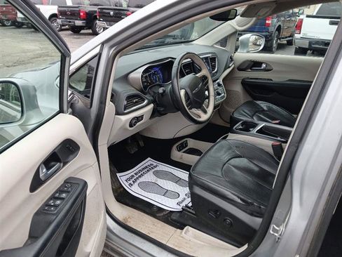 Used 2018 Chrysler Pacifica Limited image 9