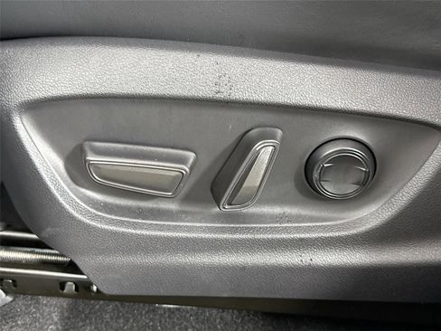 Used 2023 Toyota Crown Limited image 30