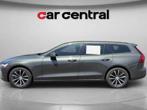 Used 2021 Volvo V60 T5 Momentum FWD image 2