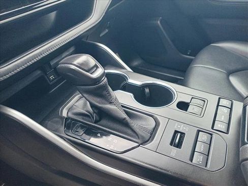 Used 2021 Toyota Highlander XLE image 17