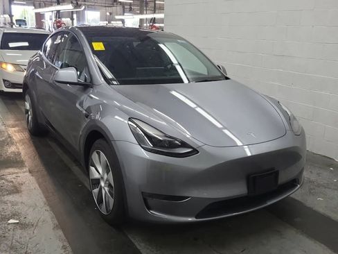 Used 2024 Tesla Model Y Long Range AWD/4WD image 6