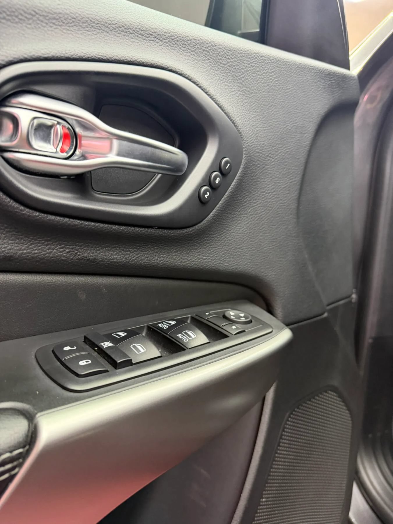 Used 2019 Jeep Cherokee High Altitude AWD/4WD image 10