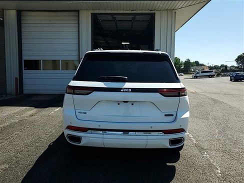 Used 2024 Jeep Grand Cherokee Overland w/ Luxury Tech Group IV AWD/4WD image 4