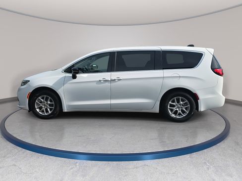 Used 2024 Chrysler Pacifica Touring-L FWD image 8