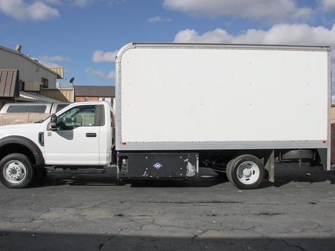 Used 2017 Ford F550 2WD Regular Cab Super Duty image 5
