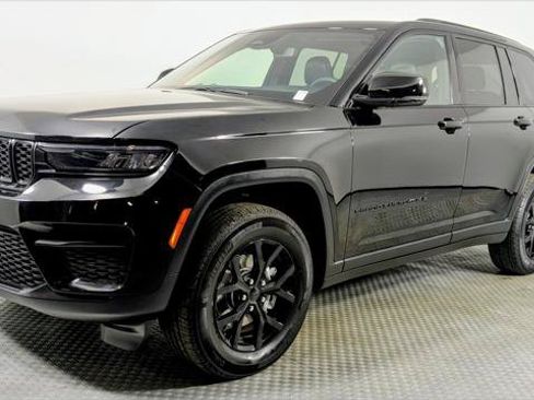 Used 2024 Jeep Grand Cherokee Altitude RWD image 2
