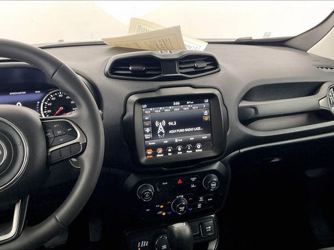 Used 2022 Jeep Renegade Latitude AWD/4WD image 5