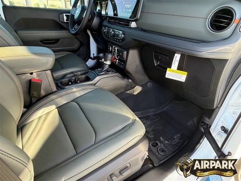 New 2025 Jeep Gladiator Mojave image 13