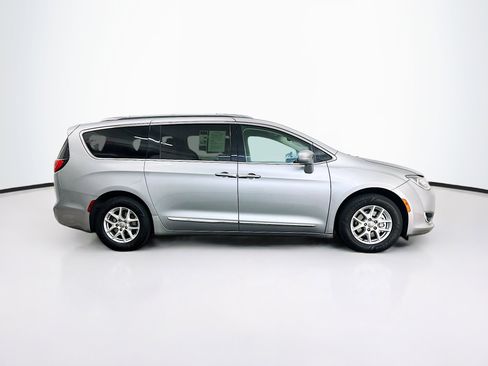 Used 2020 Chrysler Pacifica Touring-L FWD image 10