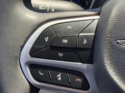Used 2023 Chrysler Pacifica Touring-L FWD image 16