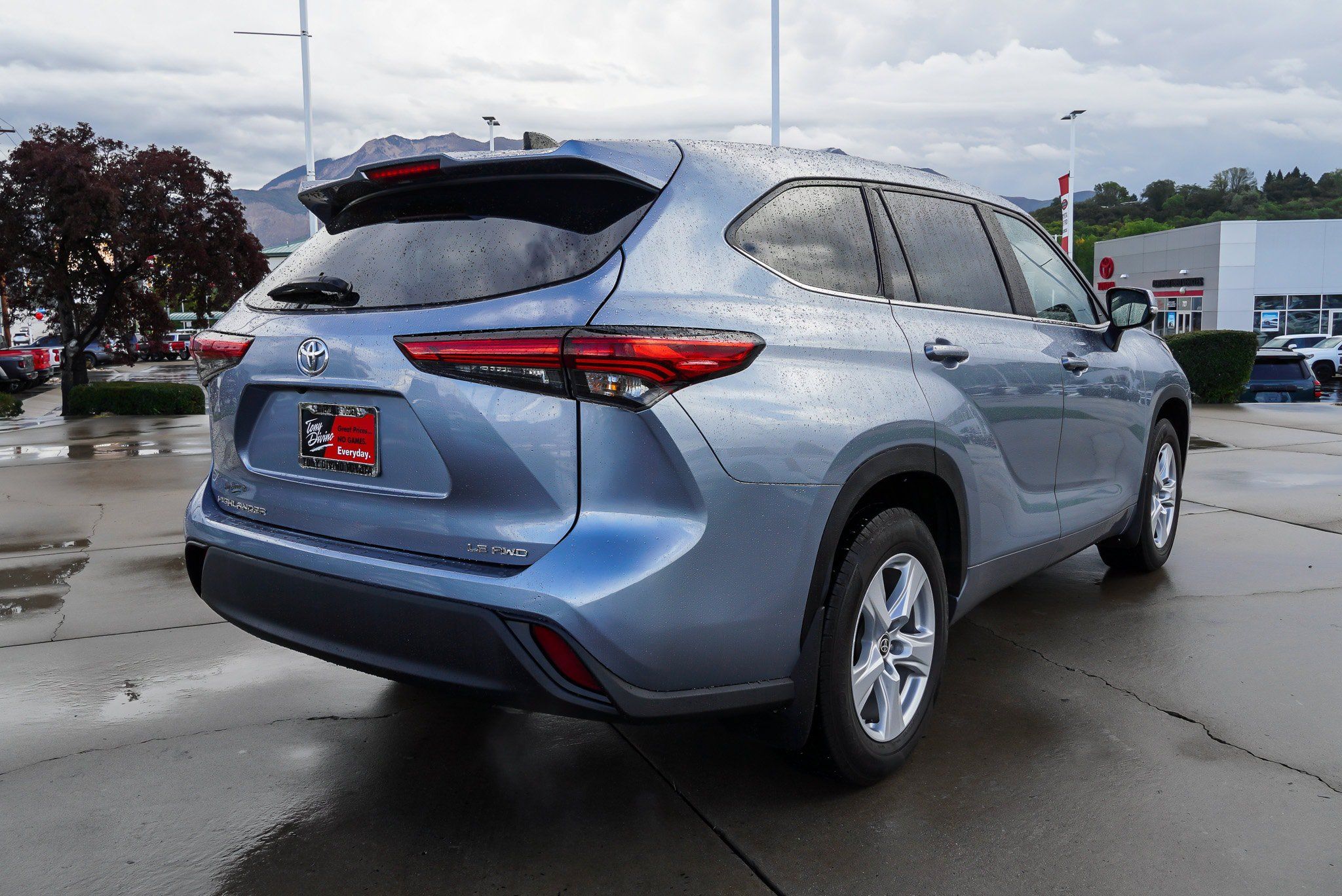 Used 2023 Toyota Highlander LE AWD/4WD image 8