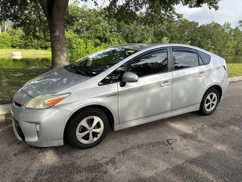 Used 2014 Toyota Prius Two FWD image 2
