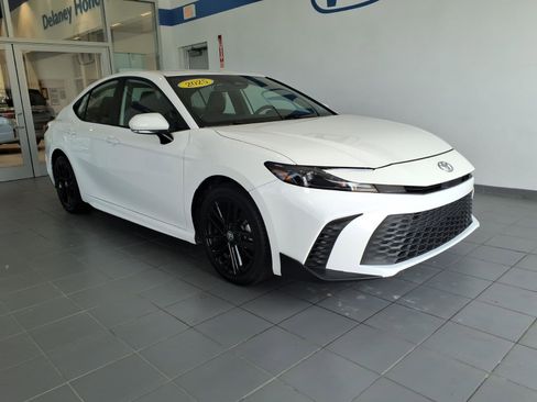 Used 2025 Toyota Camry SE w/ Convenience Package AWD/4WD image 1