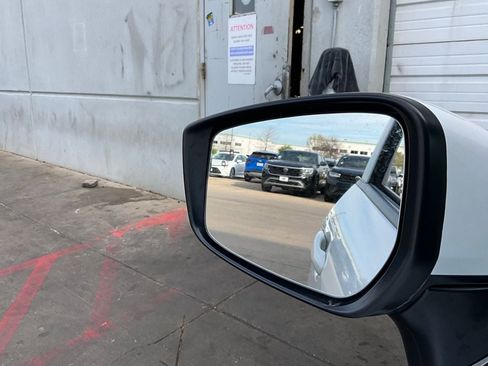 Used 2025 Nissan Versa SV image 18