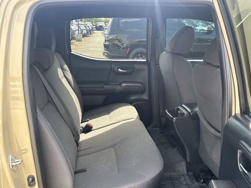 Used 2017 Toyota Tacoma TRD Off-Road w/ Tow Package AWD/4WD image 10