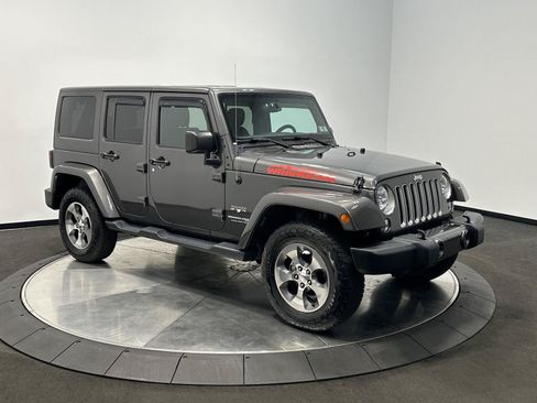 Used 2018 Jeep Wrangler Unlimited Sahara w/ Connectivity Group AWD/4WD image 2