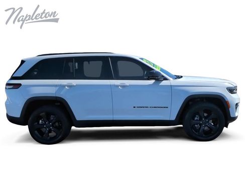 Used 2023 Jeep Grand Cherokee Altitude AWD/4WD image 4