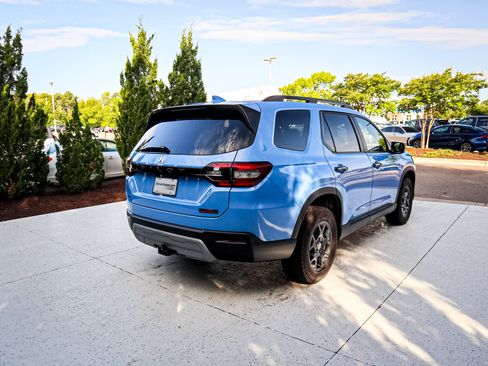 Used 2025 Honda Pilot TrailSport image 10