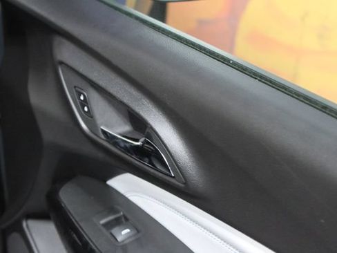 Used 2025 Chevrolet Trax LT FWD image 9